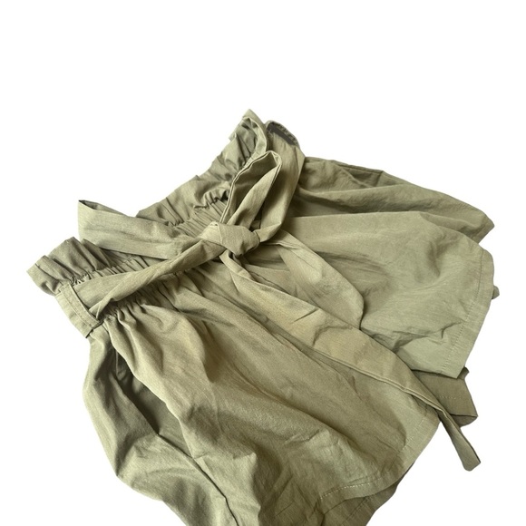 🆕Khaki short pants - Picture 3 of 3